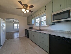 130 13th Ave E in Oskaloosa, IA - Foto de edificio - Building Photo