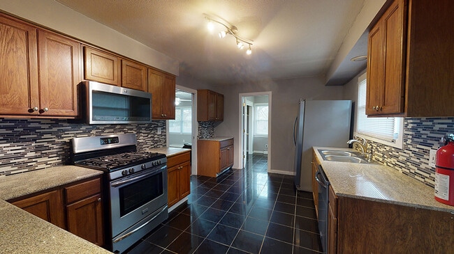 1022 E Colvin St in Syracuse, NY - Building Photo - Building Photo