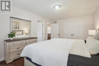 32 Sonoma Ln in Stoney Creek, ON - Building Photo - Building Photo