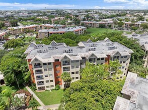 8120 Geneva Ct, Unit 150 in Doral, FL - Building Photo - Building Photo