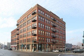 Riverwalk Plaza in Milwaukee, WI - Building Photo - Building Photo
