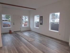 524 E Hazel Ave in Burlington, WA - Building Photo - Building Photo