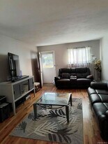 32 Gaffney St in Glen Cove, NY - Building Photo