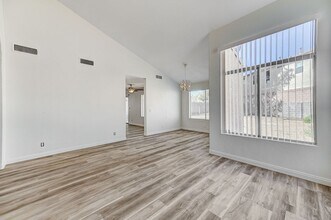 201 Surrey St in Henderson, NV - Building Photo - Building Photo