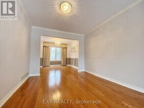 1 Teasdale Ct in Aurora, ON - Building Photo - Building Photo