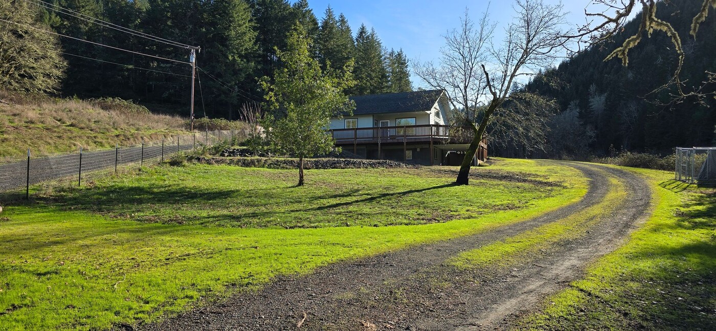 5213 Buckhorn Rd in Roseburg, OR - Building Photo