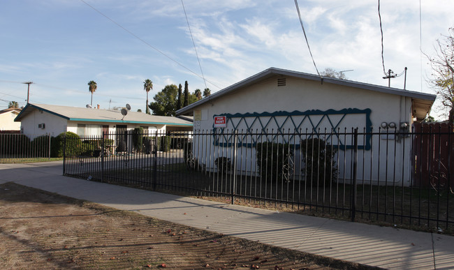 8132-8146 Cypress Ave in Riverside, CA - Foto de edificio - Building Photo