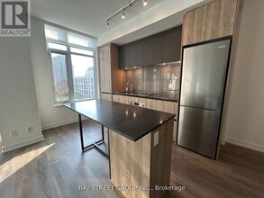 8 Beverley Glen Blvd in Vaughan, ON - Building Photo - Building Photo