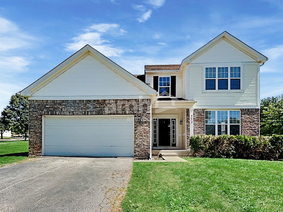 772 Thompson Ave in North Aurora, IL - Building Photo