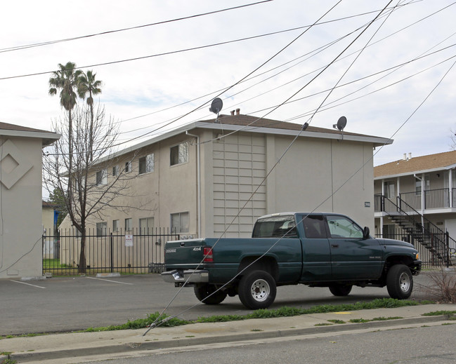 3908 42nd Ave in Sacramento, CA - Foto de edificio - Building Photo