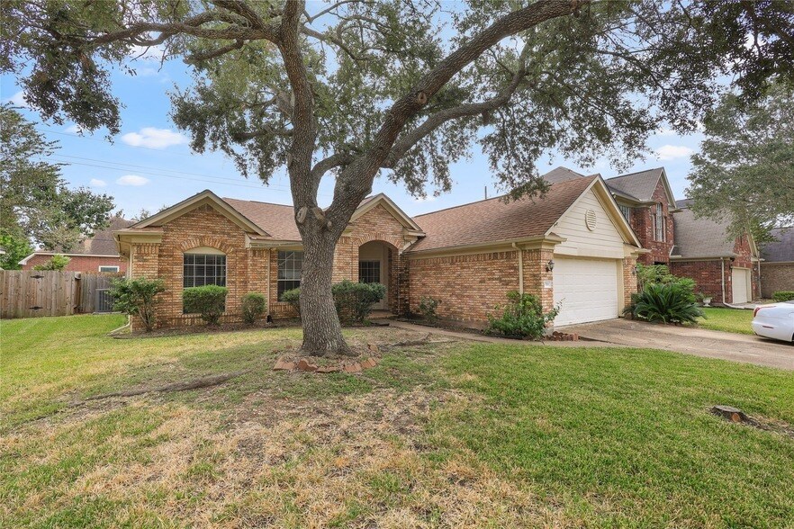 17819 Scenic Oaks Dr in Richmond, TX - Foto de edificio