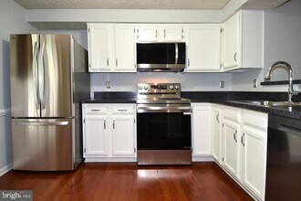 1545 Woodcrest Dr in Reston, VA - Building Photo - Building Photo