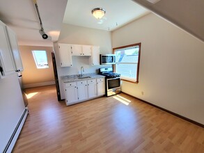 10 High St, Unit 3 in Malden, MA - Building Photo - Building Photo