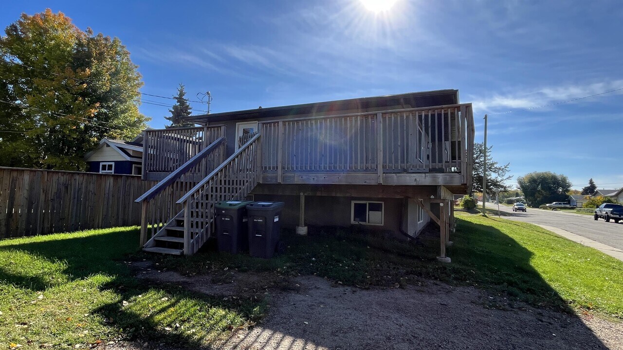 5814-5851 51 Ave in Cold Lake, AB - Building Photo