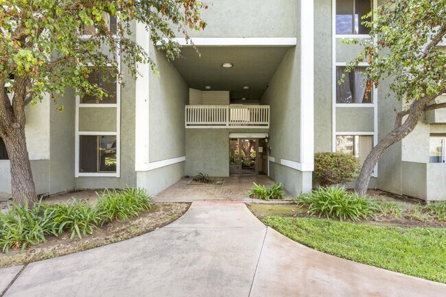 1040 E Washington Ave in Escondido, CA - Building Photo - Building Photo