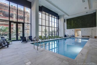 1010 Brickell Ave, Unit 4411 in Miami, FL - Foto de edificio - Building Photo