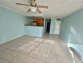 467 Golden Isles Dr, Unit Envoy North Condo in Hallandale Beach, FL - Building Photo - Building Photo