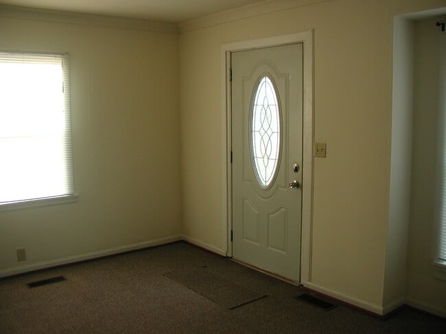 402 Wolfe Ave, Unit #A in Montevideo, MN - Building Photo - Building Photo