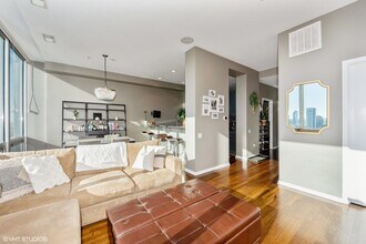 500 W Superior St, Unit 1911 in Chicago, IL - Building Photo - Building Photo
