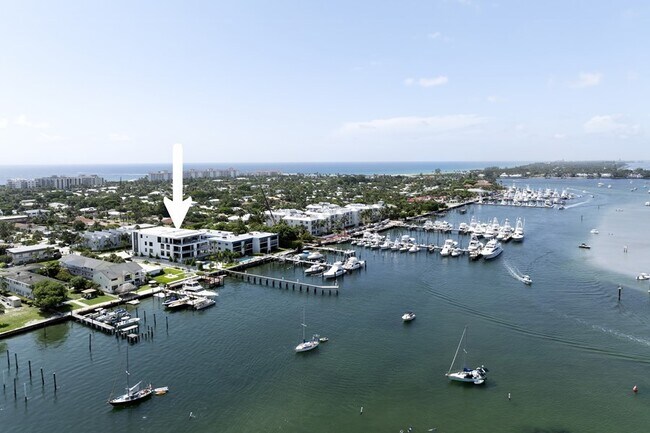 2323 Lake Dr in Riviera Beach, FL - Building Photo - Building Photo