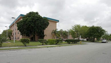 College Park Towers in Miami, FL - Building Photo - Building Photo