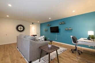 3561 Farm Hill Blvd in Redwood City, CA - Foto de edificio - Building Photo