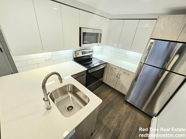 320 Hammond Pond Pkwy in Brookline, MA - Building Photo - Building Photo