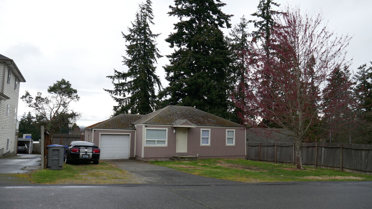 1409 Monroe Ave NE in Renton, WA - Building Photo