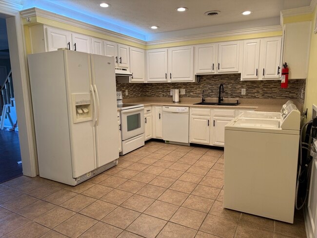 1591 Kenmore Dr