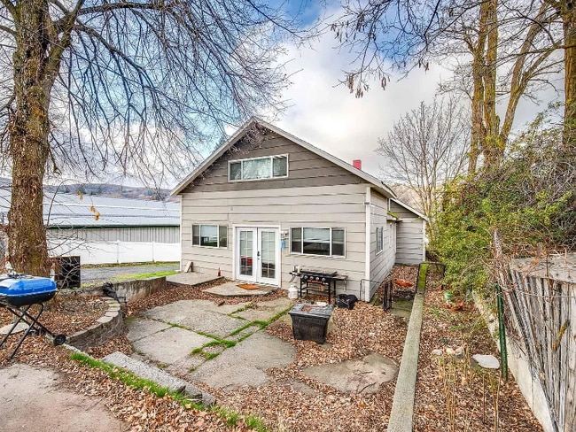 705 S East St in Colfax, WA - Foto de edificio - Building Photo