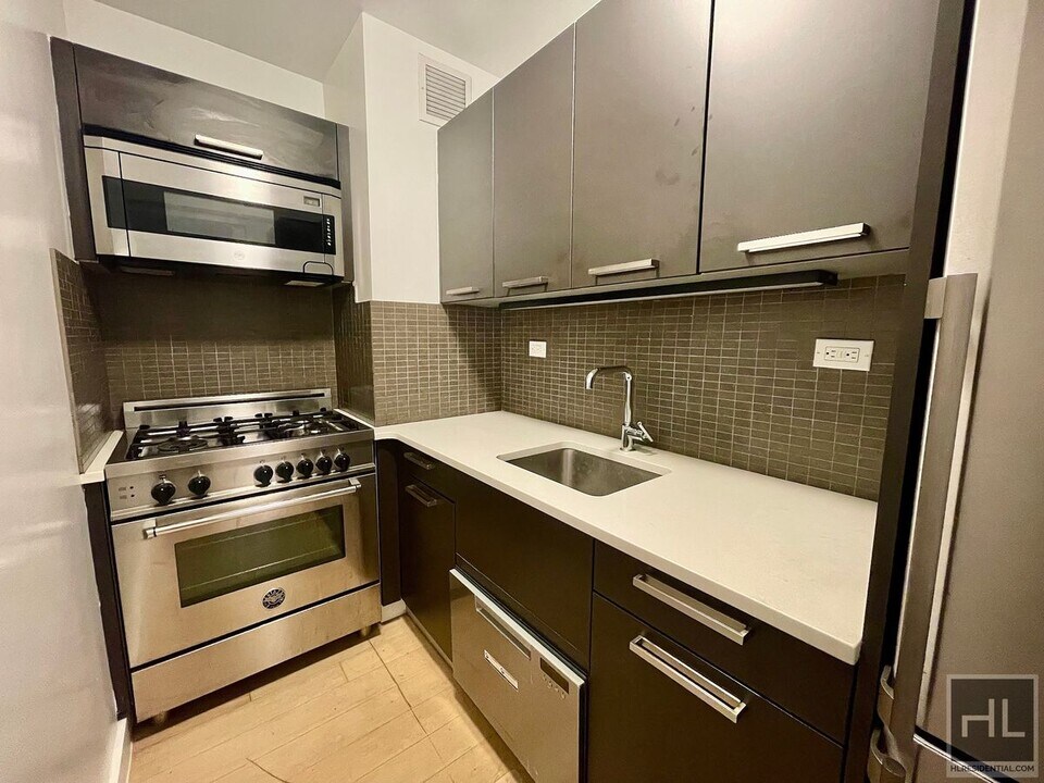 East 39th Street in New York, NY - Building Photo