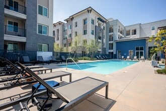 Array Vista Canyon in Santa Clarita, CA - Foto de edificio - Building Photo