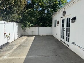 5646 Woodman Ave in Van Nuys, CA - Building Photo - Building Photo