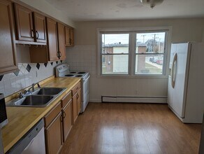 29 Woodbine St, Unit 12 in Pawtucket, RI - Foto de edificio - Building Photo
