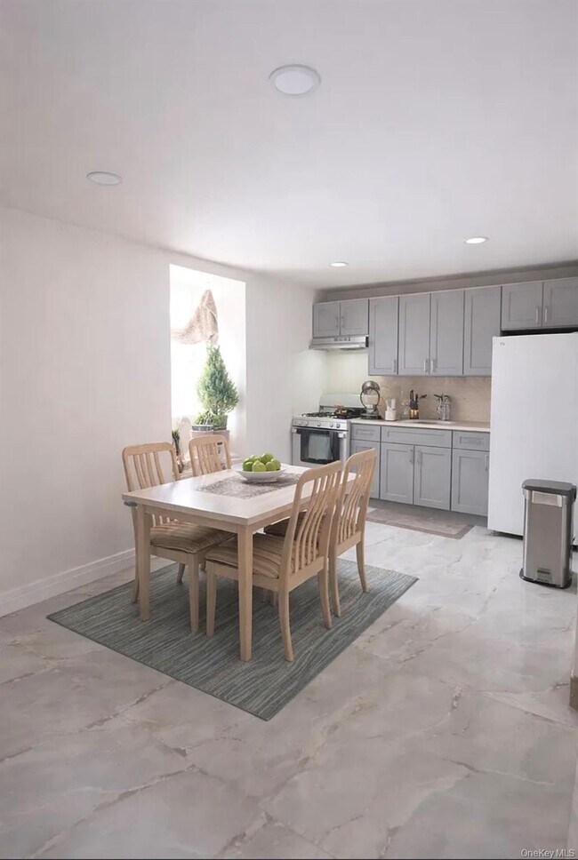 49 Gladys St in Lindenhurst, NY - Building Photo - Building Photo