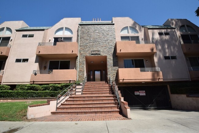 11107 La Maida St