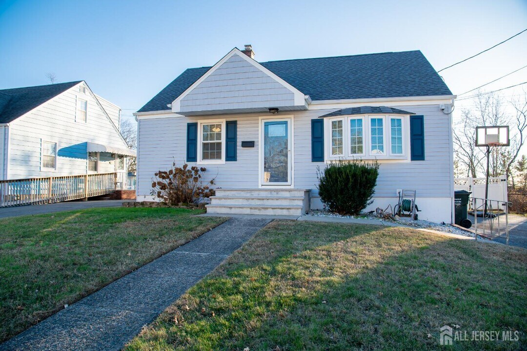 13 Eberly Pl in Woodbridge Township, NJ - Building Photo