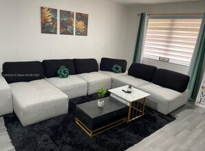 1052 NW 103rd St in Miami, FL - Building Photo - Building Photo