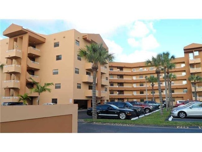 15969 NW 64th Ave, Unit 406 in Miami Lakes, FL - Building Photo - Building Photo