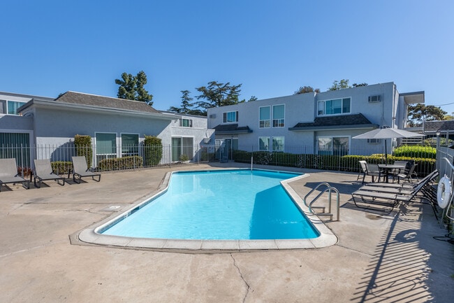 La Privada Valle Poway in Poway, CA - Foto de edificio - Building Photo