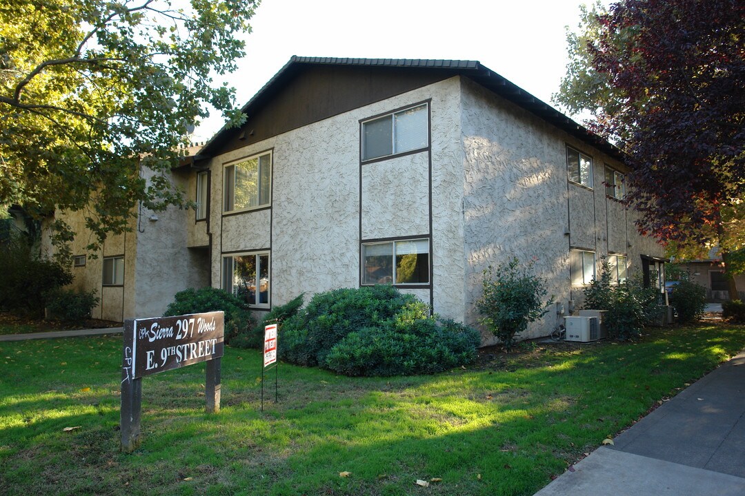 297 E 9th St in Chico, CA - Foto de edificio