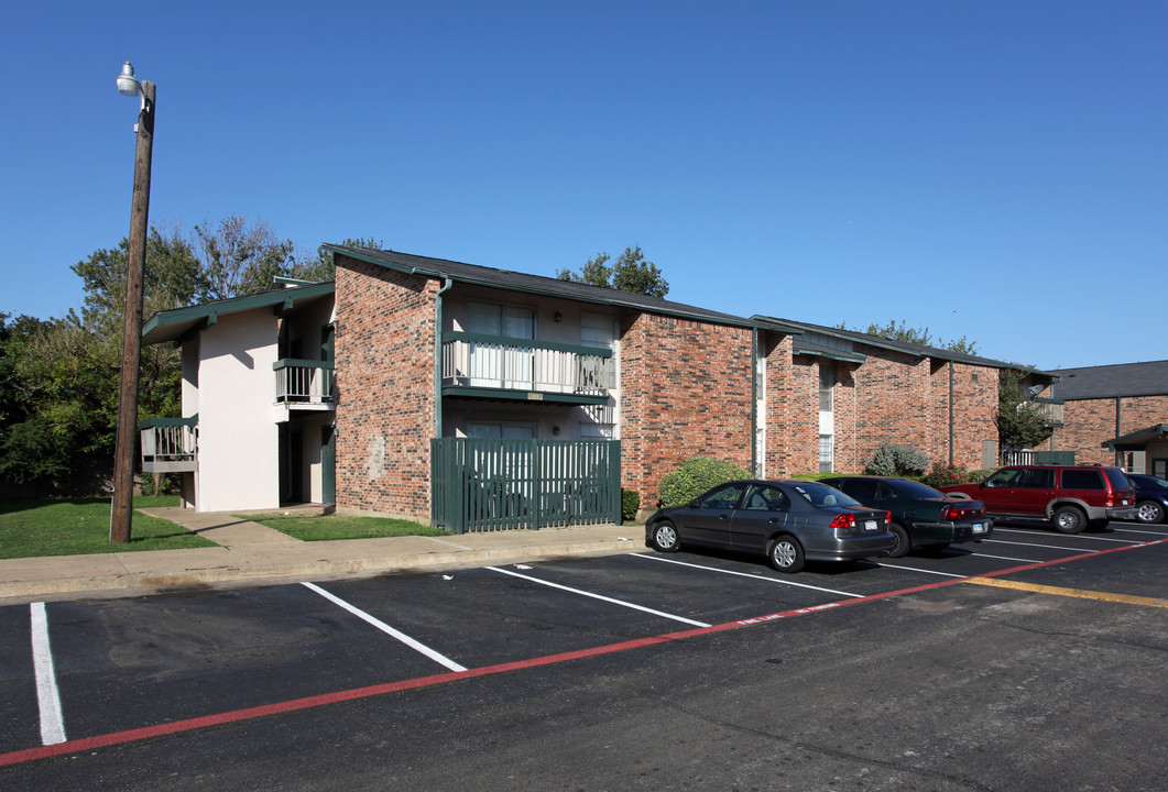 The Gardens of Josey Lane in Carrollton, TX - Building Photo