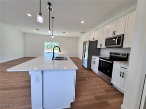 101 Tompkins St in Port Charlotte, FL - Foto de edificio - Building Photo