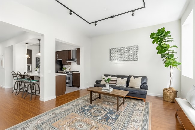 503 W Maple Ave in Orange, CA - Building Photo - Building Photo