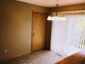 2042 Cliff Alex Ct S, Unit 3 in Waukesha, WI - Foto de edificio - Building Photo