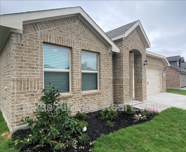 5816 Utopia Dr in Fort Worth, TX - Foto de edificio - Building Photo