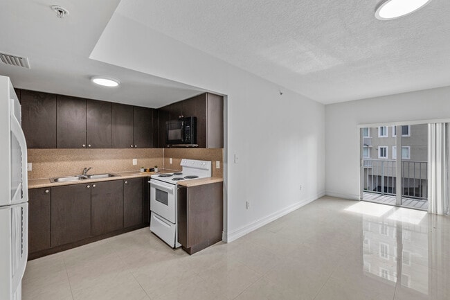 627-Vista Del Rio in Miami, FL - Foto de edificio - Interior Photo