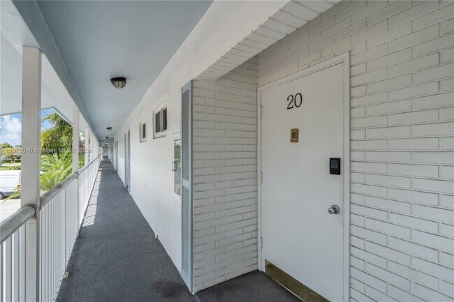6100 NE 7th Ave in Boca Raton, FL - Building Photo - Building Photo