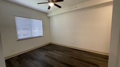 10840 NW 79th St, Unit A9 in Miami, FL - Building Photo - Building Photo
