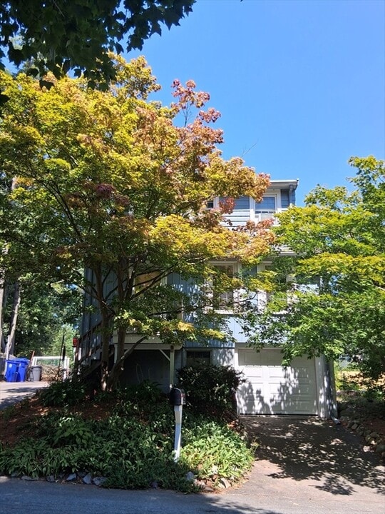 76 E Shore Rd in Holbrook, MA - Building Photo